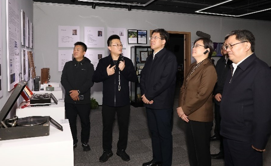 团中央第一书记阿东参观重庆大学声景研究中心